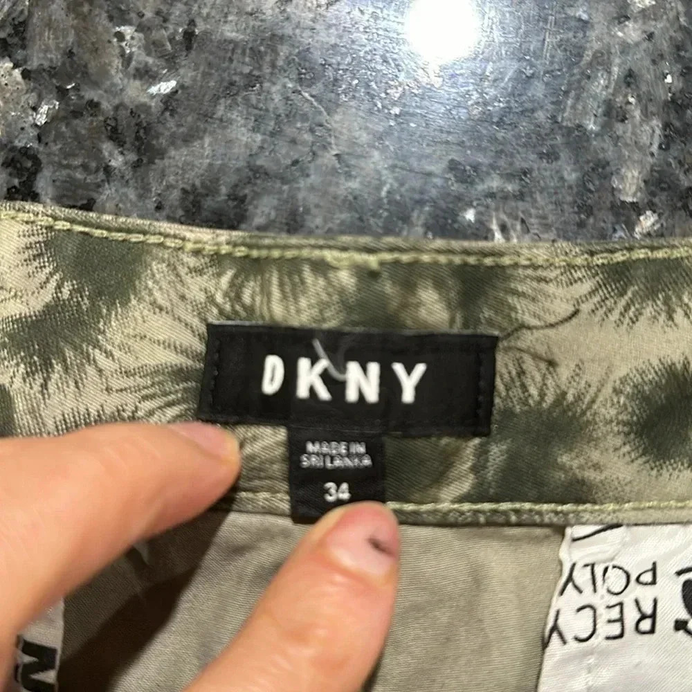 DKNY men’s patterned shorts - Picture 3 of 9